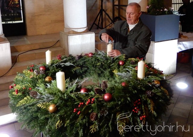 Fellobant az első gyertya lángja 59